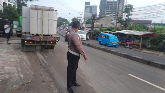 Truk mogok yang menghalangi Jalan Raya Bogor, Depok sudah dipinggirkan