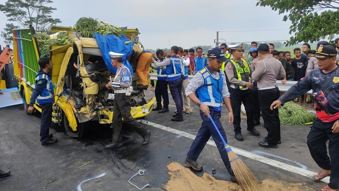 truk tabrak truk di tol  Ngawi Kertosono