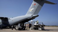 Pekerja menurunkan kotak bantuan medis Turki yang tiba di bandara Internasional Beirut, Rabu (25/9/2024).  