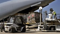 Sebuah pesawat Turki yang membawa 30 ton bantuan medis tiba di bandara Beirut.   