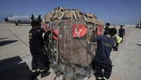 Menteri Kesehatan Sementara Lebanon, Firas Abiad, berada di bandara untuk menerima bantuan dari Turki. Dia mengatakan bahwa ini adalah pesan solidaritas dari Turki kepada bangsa Lebanon menghadapi agresi brutal yang sedang dialaminya.  