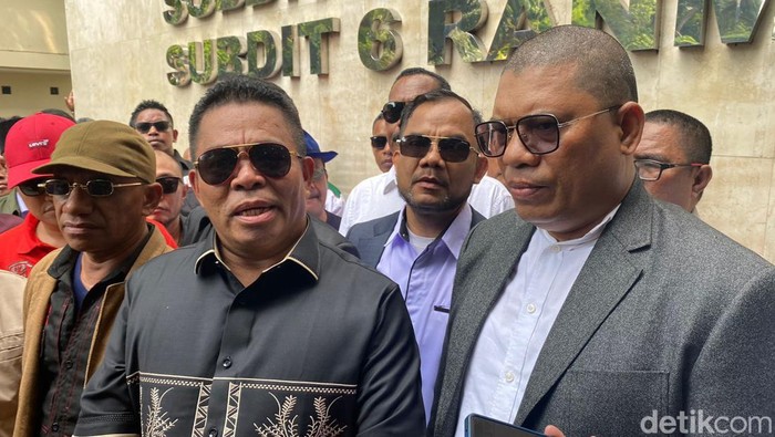 Umar Kei mendatangi Polda Metro Jaya untuk memberikan klarifikasi atas laporan stafsus Arsjad Rasjid, Arif Rahman soal dugaan pengeroyokan.
