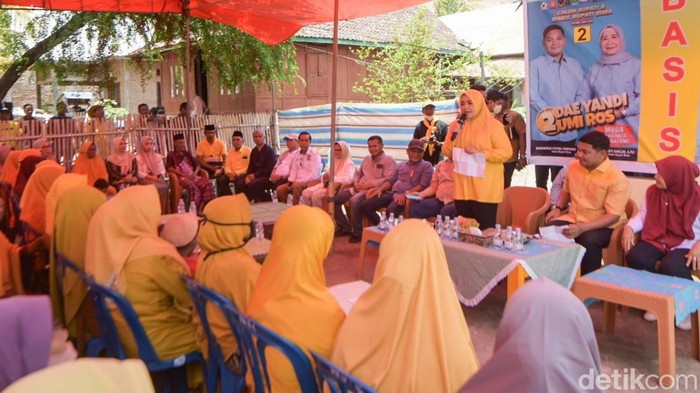 Umi Dinda jadi juru kampenye pasangan Yandi Ros di Kecamatan Bolo, Kabupaten Bima, Kamis (26/9/2024).