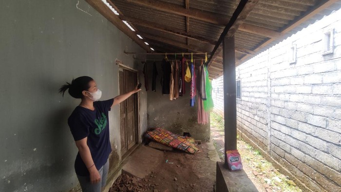 Warga Dusun Panjen, Desa Jambewangi, Banyuwangi di lokasi jemuran