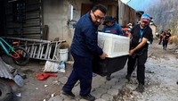 Sekitar 2.000 petugas pemadam kebakaran, personel militer dan petugas penyelamat dikerahkan di Quito untuk mencoba memadamkan api dan membawa penduduk di daerah yang terkena dampak ke tempat aman.  