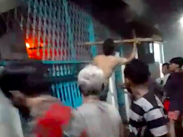 Satu orang tewas dan dua orang lainnya terluka akibat kebakaran rumah di Tambora, Jakbar. Korban berupaya keluar menyelamatkan diri namun rumah terkunci. (dok Damkar Jakbar)