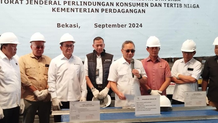 Zulhas Segel 11 Ribu Ton Baja Siku Sama Kaki Senilai Rp 11 M