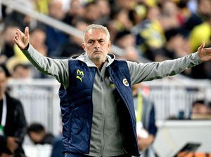 Taruh Laptop Depan Kamera, Mourinho Dihukum Kartu Kuning