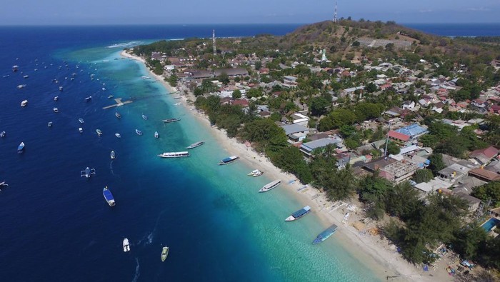 LOMBOK, INDONESIA - AUGUST 09: An aerial view of Gili Trawangan island following Sundays earthquake on August 9, 2018 in Lombok Island, Indonesia. The official death toll has reached 131 after a 6.9-magnitude earthquake hit the Indonesian island, Lombok and left at least 156,000 people displaced while around 8,400 tourists and resort workers have been evacuated from the Gili islands. Based on reports, officials believe that the death toll may rise with aftershocks expected to rattle the area and aid agencies say their priority is to now provide shelter for displaced people. (Photo by Ulet Ifansasti/Getty Images)