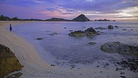 Kuta Lombok terkenal dengan ombaknya yang sempurna untuk berselancar dan juga menawarkan pemandangan indah yang menakjubkan, menjadikannya lokasi yang populer bagi wisatawan. (Arterra/Getty Images) 