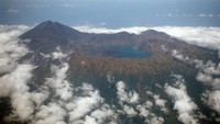 Gunung Rinjani merupakan gunung tertinggi kedua di Indonesia yang menjadi magnet bagi para pendaki. Trekking menuju puncak Rinjani menawarkan pengalaman mendebarkan dengan panorama luar biasa, termasuk Danau Segara Anak yang memikat. (Reinhard Dirscherl/ullstein bild via Getty Images) 