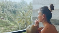 Agnez juga kerap mengunjungi Bali saat ke Indonesia. Salah satu momennya ketika menikmati kelapa muda dan sup di salah satu resort. Foto: Agnez Mo