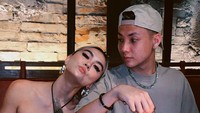 Momen kulinernya juga pernah dibagikan ketika bersama sang kekasih, Adam Rosyadi. Mereka menikmati steak yang juicy dengan 4 pilihan saus. Foto: Agnez Mo