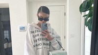 Potret OOTD (Outfit of The Day) Agnez Mo juga kerap dibagikan. Salah satunya ketika ia memegang tumbler dari Stanley. Foto: Agnez Mo