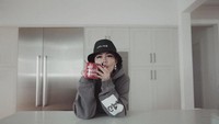 Agnez Mo juga sempat membagikan potret dirinya ketika berada di dapur rumahnya yang minimalis. Ia berpose dengan secangkir minuman hangat. Foto: Agnez Mo
