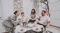 Momen makannya bersama teman-teman juga pernah dibagikan. Saat itu Agnez sedang menikmati pasta yang nikmat. Foto: Agnez Mo