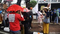 Selain membentangkan spanduk dan poster, mereja juga berorasi terkait tuntutannya.