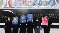 Sebagian dari mereka berunjukrasa dengan mengenakan pakaian hitam.