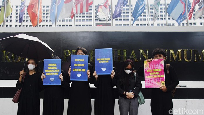 Sejumlah pegiat lingkungan dari Global Climate Strike berunjuk rasa terkait darurat demokrasi dan darurat iklim, di Jakarta, Jumat (27/9/2024). Mereka mendesak isu perubahan iklim menjadi agenda utama penegakan demokrasi dan pemerintahan. Dalam aksinya mereka berjalan kaki sekitar 2 km dari Taman Menteng menuju kawasan Dukuh Atas, Jakarta.