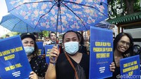 Mereka mendesak isu perubahan iklim menjadi agenda utama penegakan demokrasi dan pemerintahan.