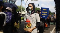Dalam aksinya mereka berjalan kaki sekitar 2 km dari Taman Menteng menuju kawasan Dukuh Atas, Jakarta.