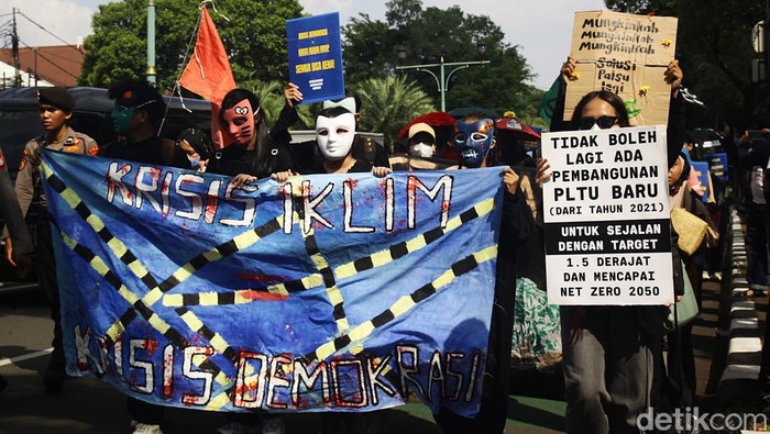 Aksi Menuntut Isu Darurat Iklim Jadi Agenda Utama Pemerintah Sejumlah pegiat lingkungan dari Global Climate Strike berunjuk rasa terkait darurat demokrasi dan darurat iklim, di Jakarta, Jumat (27/9/2024). Mereka mendesak isu perubahan iklim menjadi agenda utama penegakan demokrasi dan pemerintahan. Dalam aksinya mereka berjalan kaki sekitar 2 km dari Taman Menteng menuju kawasan Dukuh Atas, Jakarta.