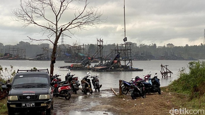 Aktivitas tambang timah ilegal di Merbuk, Koba, Bangka Tengah.