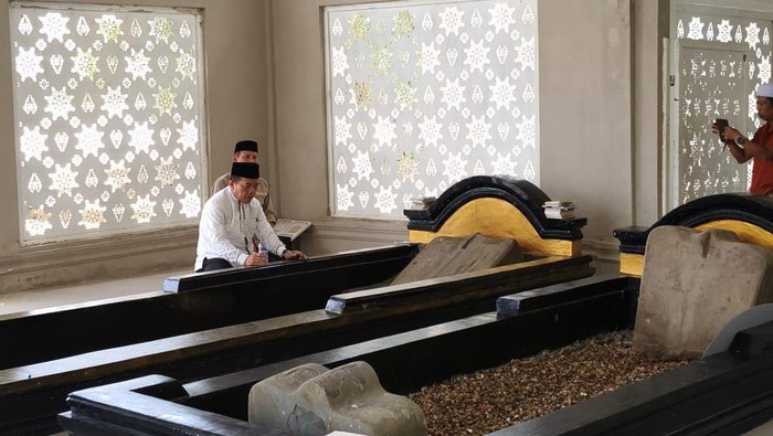 Al Haris mengunjungi makam Rajo Jambi Rangkayo Hitam.