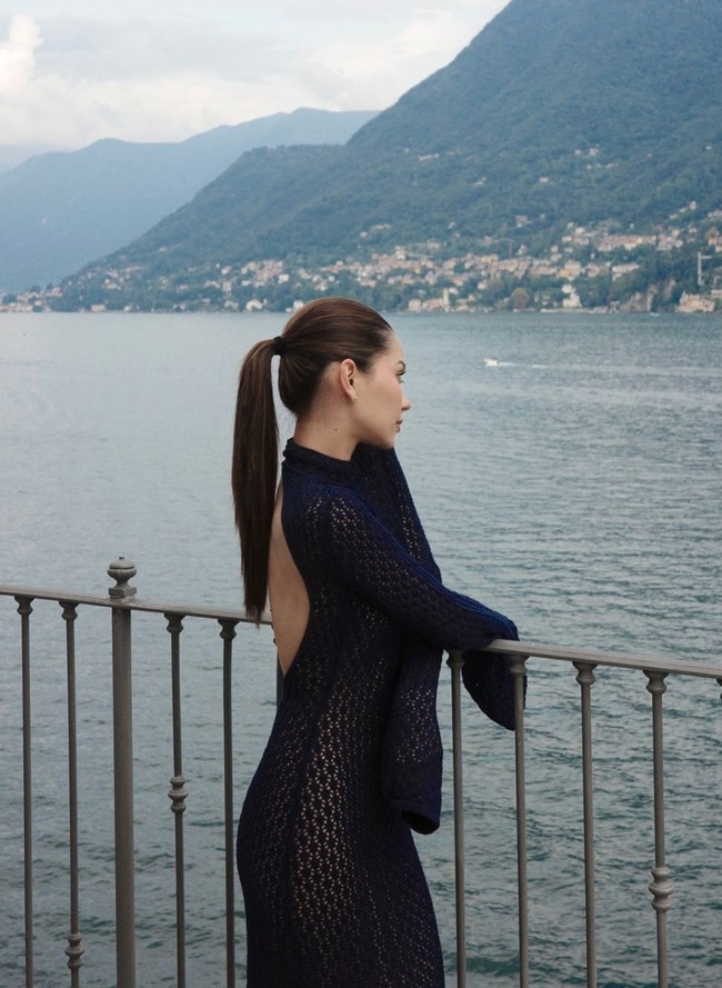 Alyssa tampil mengenakan dress panjang berwarna gelap. Dress panjangnya itu memiliki bagian belakang yang cukup terbuka dan mengekspos bagian punggung Alyssa. Foto: Instagram/@alyssadaguise