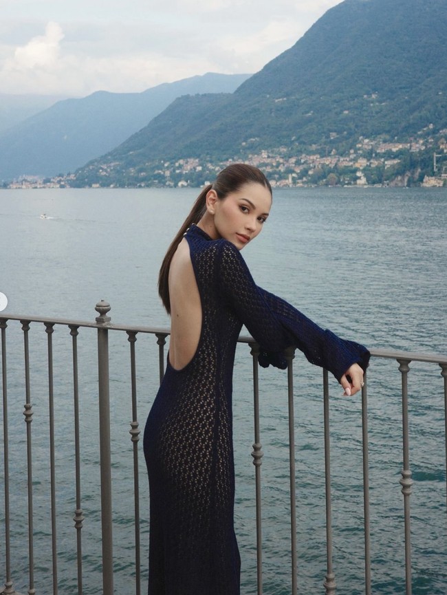 Dengan rambut ponytail, wanita 26 tahun itu tampil cantik menawan dengan riasan natural glow dan lipstik nude. heart still in Como 