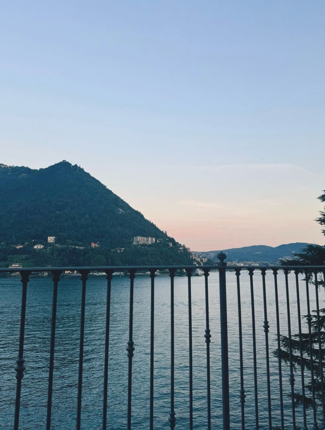 Di slide terakhir wanita keturunan Prancis itu juga terlihat membagikan pemandangan indah yang dilihatnya di danau Como, Italia. Foto: Instagram/@alyssadaguise