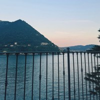 Di slide terakhir wanita keturunan Prancis itu juga terlihat membagikan pemandangan indah yang dilihatnya di danau Como, Italia. Foto: Instagram/@alyssadaguise