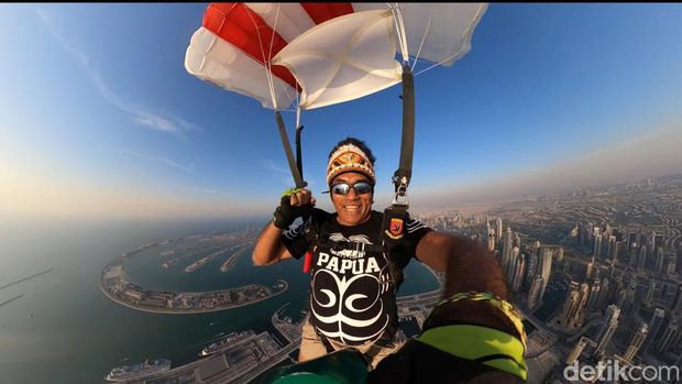 Audie S Latuheru saat terjun payung di Dubai