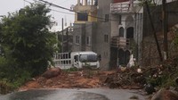 Pada Kamis malam, John membawa angin kencang berkecepatan maksimum 75 mil per jam (121 kpj) dan bergerak ke arah barat laut di lepas pantai negara bagian Michoacan, Meksiko.  