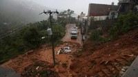 Pemandangan umum menunjukkan tanah longsor yang disebabkan oleh Badai John, di Acapulco, Meksiko, Kamis (26/9/2024).  