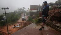 Badai John menguat sekali lagi pada hari Kamis (26/9) saat badai itu mengguyur pantai barat daya Meksiko menyebabkan banjir hingga longsor.  