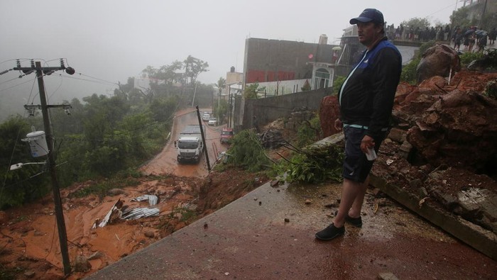 Badai John Bikin Longsor di Meksiko, 5 Orang Tewas A general view shows a mudslide caused by Hurricane John, in Acapulco, Mexico, September 26, 2024. REUTERS/Javier Verdin TPX IMAGES OF THE DAY