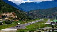 Bhutan, yang terletak di antara China dan India, lebih dari 97% wilayahnya terdiri dari pegunungan. Ibu kotanya, Thimpu, berada di ketinggian 2.350 MDPL di atas permukaan laut dan Bandara Paro sedikit lebih rendah (Foto: CNN)