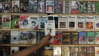 Pengunjung mengamati kaset pita saat kegiatan Pasar Nostalgia di Pos Bloc, Surabaya, Jawa Timur.