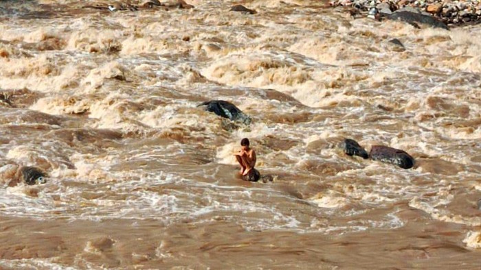 Bocah 14 tahun terjebak di aliran sungai yang deras di Cianjur.