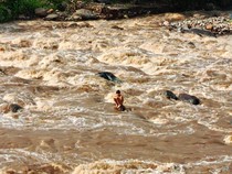 Viral Bocah Terjebak 2 Jam di Tengah Sungai Meluap di Cianjur
