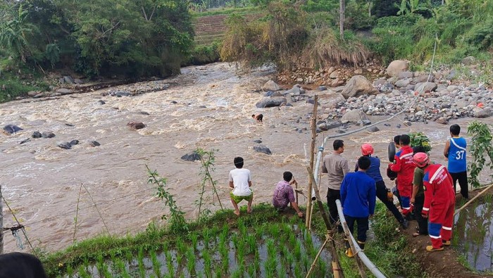 Bocah 14 tahun terjebak di aliran sungai yang deras di Cianjur.