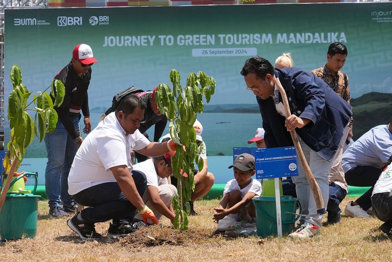 BRI Ajak Pembalap MotoGP Tanam Pohon di Mandalika