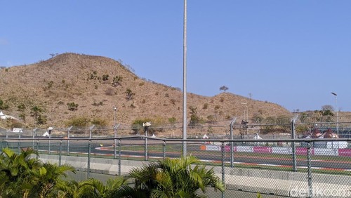 Suasana bukit Jokowi di sisi Timur Sirkuit Mandalika, Jumat (27/9/2024). Foto: (Ahmad Viqi/detikBali)