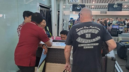 Bule Australia berinisial PVB dideportasi melalui Bandara I Gusti Ngurah Rai, Bali, Selasa (24/9/2024). (Foto: Imigrasi Singaraja)