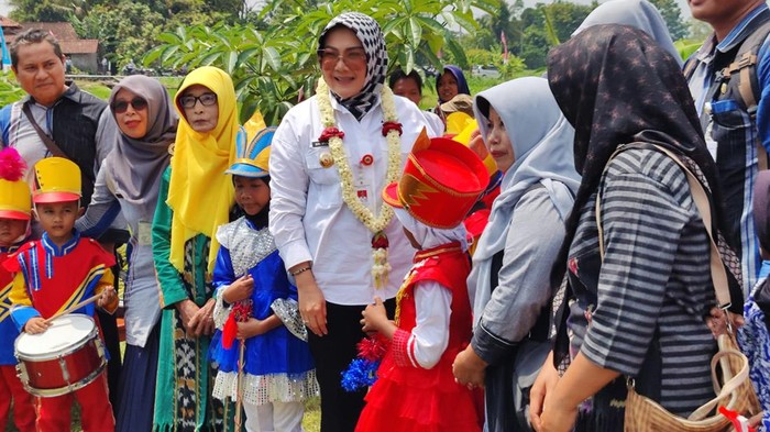 Bupati Klaten, Sri Mulyani, saat menghadiri acara Sambang Warga di Desa Kebonalas, Kecamatan Manisrenggo