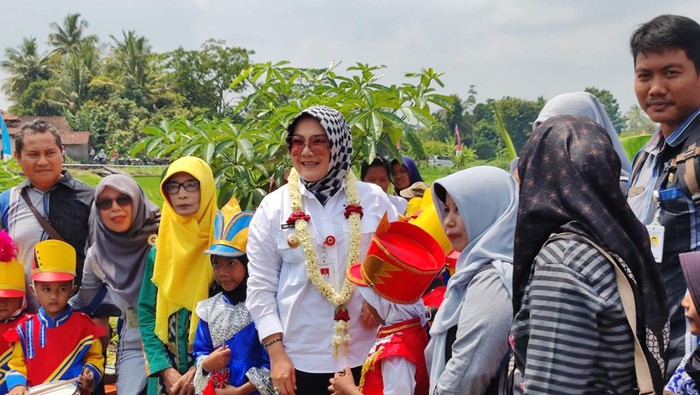 Bupati Klaten, Sri Mulyani, saat menghadiri acara Sambang Warga di Desa Kebonalas, Kecamatan Manisrenggo