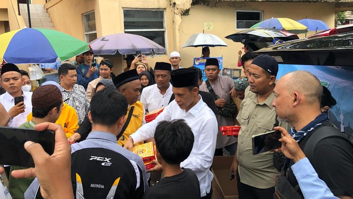Cawabup Bogor Jaro Ade membagikan makan siang gratis ke warga Kabupaten Bogor (Dok. Istimewa)