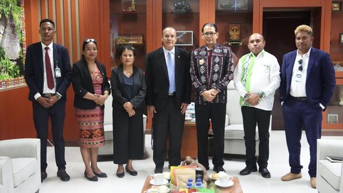 Delegasi Timor Leste berpose bersama Pj Gubernur NTT Andriko Noto Susanto di kantor Gubernur NTT pada Kamis (26/9/2024). (Foto: Istimewa)