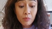 Dian Sastro tak lupa kulineran. Ia mengunggah video singkat berisi makanan apa saja yang ia santap seharian di Seoul, dimulai dari olahan kepiting saus gochujang. Foto: Instagram therealdisastr